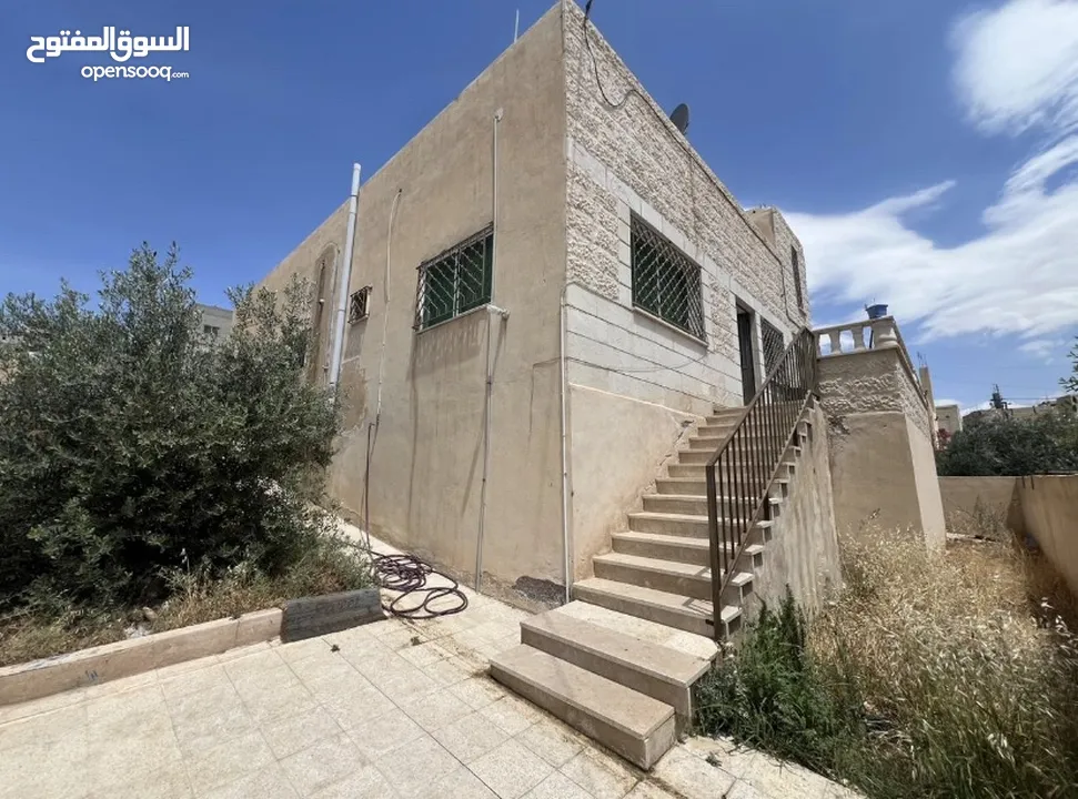 بيت بسعر شقة - بسعر مغري.. الزرقاء-الزواهره-حي جبر ، يوجد فيه بلكونه و حديقة ، التواصل للجادين فقط