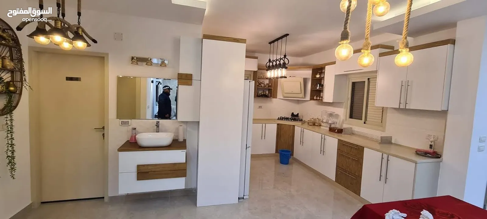 دفعة 1000 شيكل والباقي شيكات وفصل المطبخ الي بناسبك