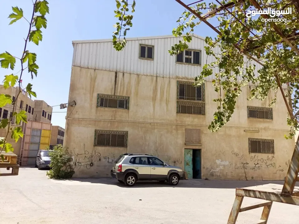 للبيع مجمع تجاري مكون من ستة أبواب مع سدد وشقتين سكنيات فوق المحلات وقبو واسع طابقين مع امكانية التع