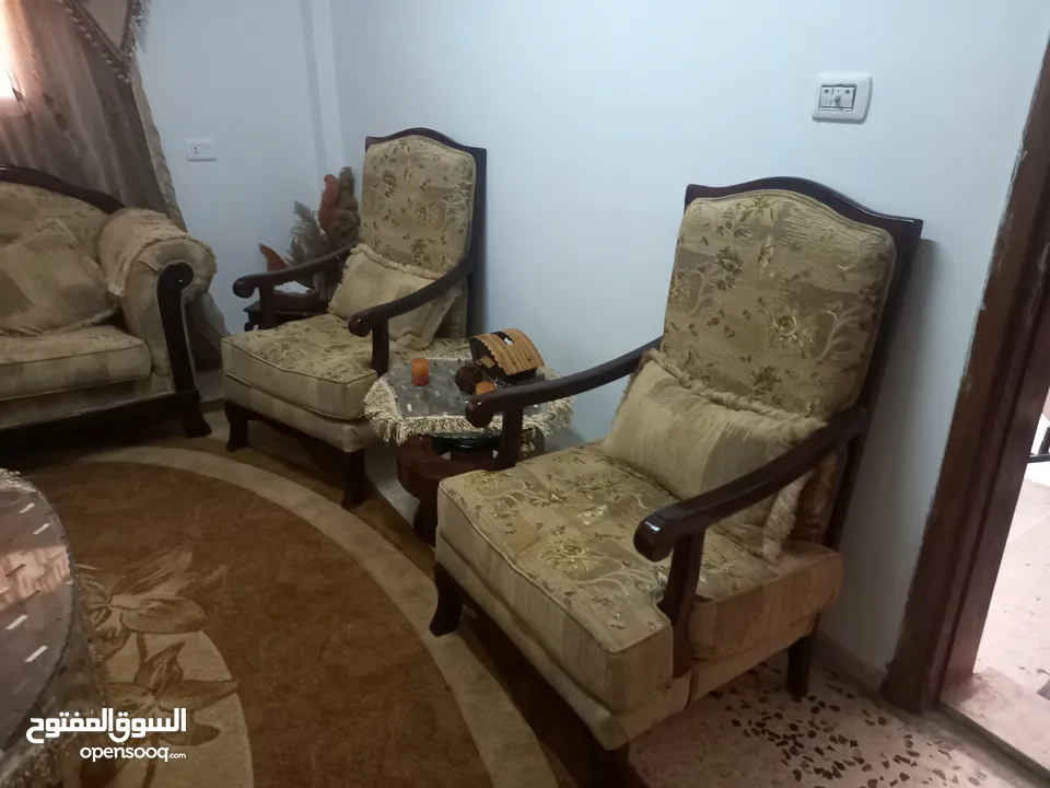 طقم كنب بحالة ممتازه