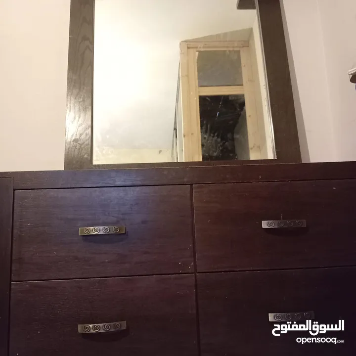 تخت كوين سايز + مرايه ووحده ادراج للبيع