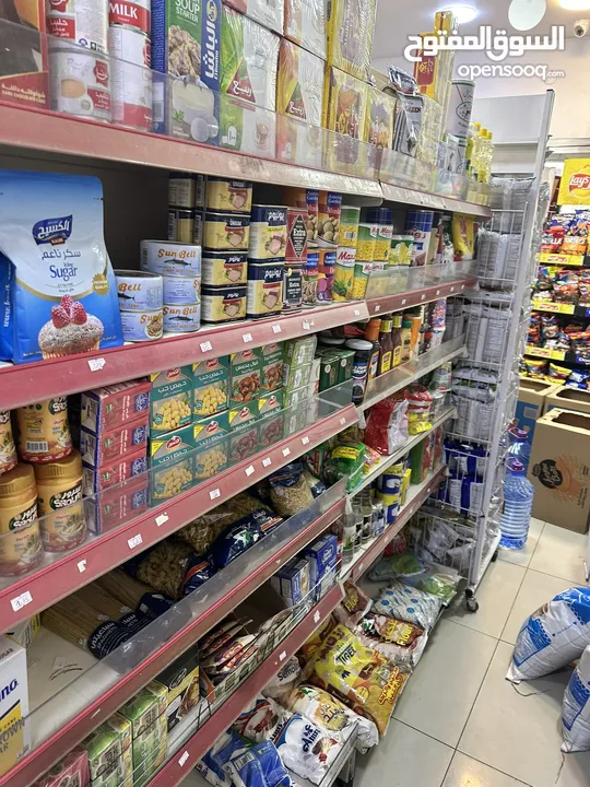 سوبر ماركت للبيع بكامل معداته