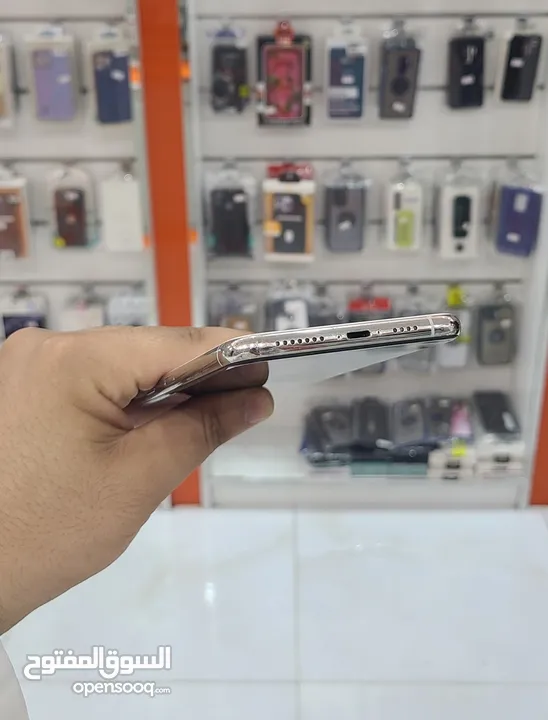 عرض خااص : iPhone 11pro max 256GB هواتف نظيفة جدا بحالة الوكالة مع كراتينها