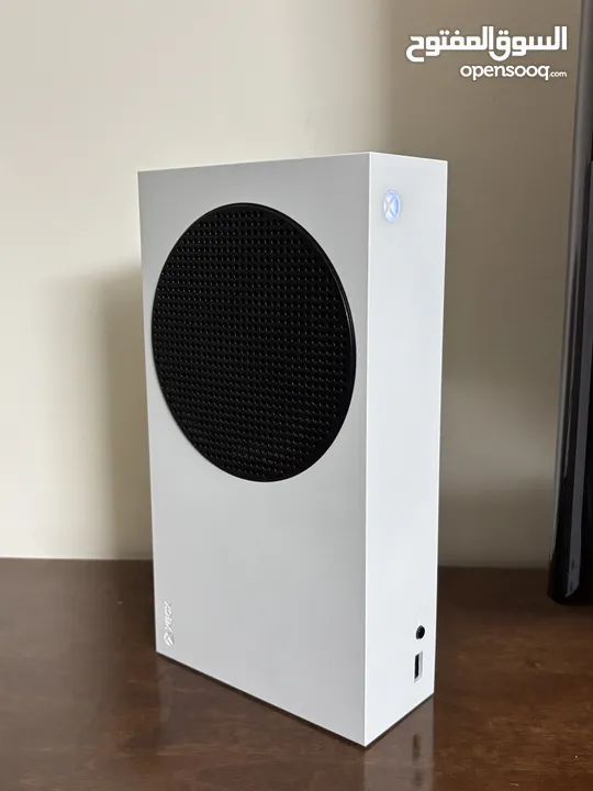 Xbox Series s شبه جديد مستخدم 3 اشهر والجهاز نضيف مش مفتوح ولا اي مشكله فيه