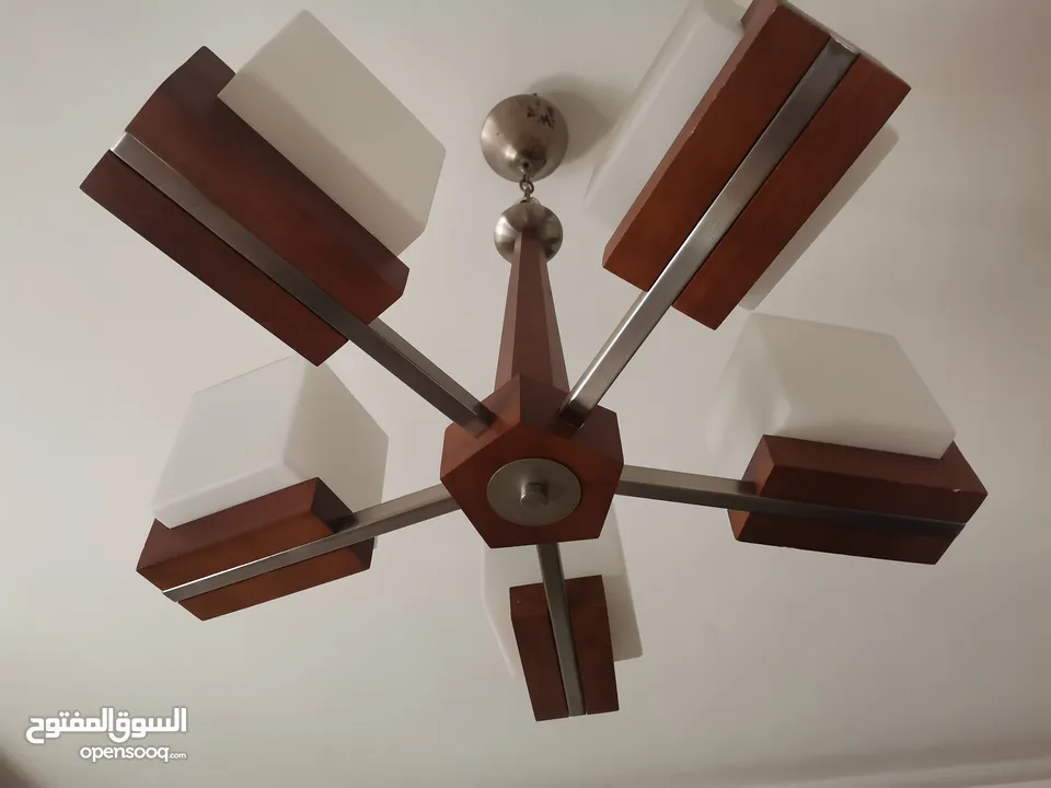 ثريا مميزه للبيع حشب مع كروم