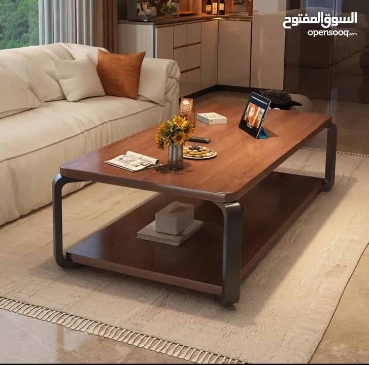 طاولة وسط عصرية تضيف لمسة فخامة لبيتك سطح خشبي بلون جوزي دافئ مع إطار معدني أسود أنيق