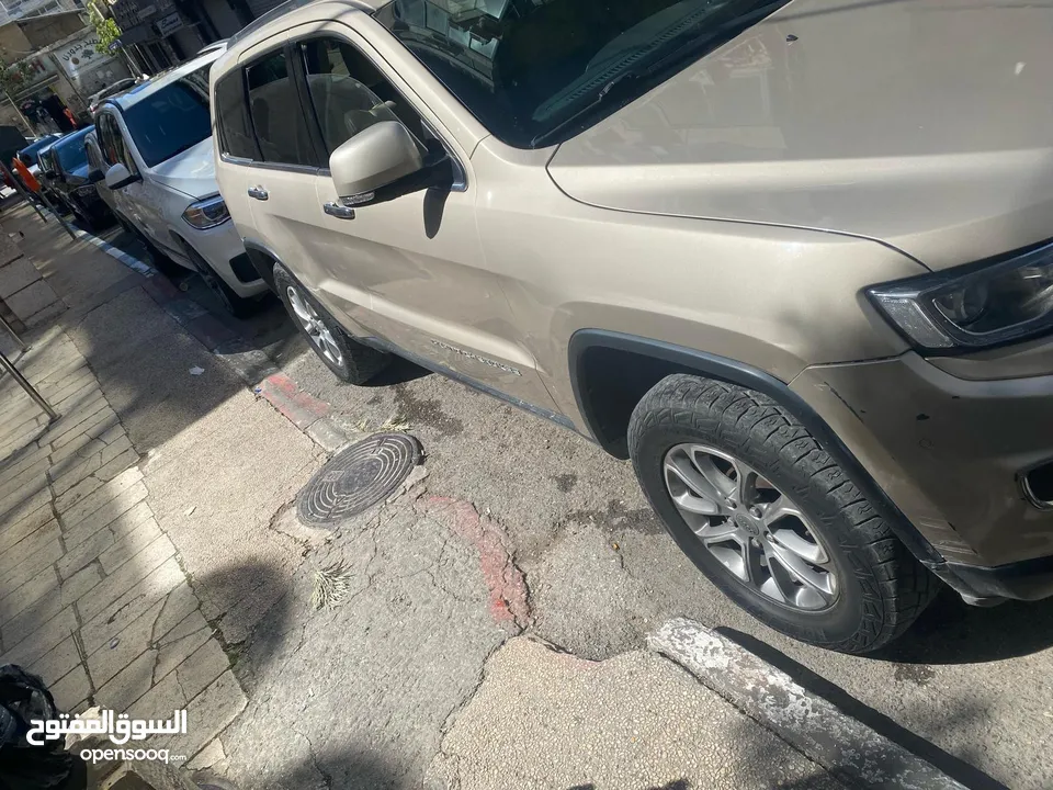 جيب شروكي 2014 دفع رباعي  ماشية 117000كم  4*4دفع رباعي