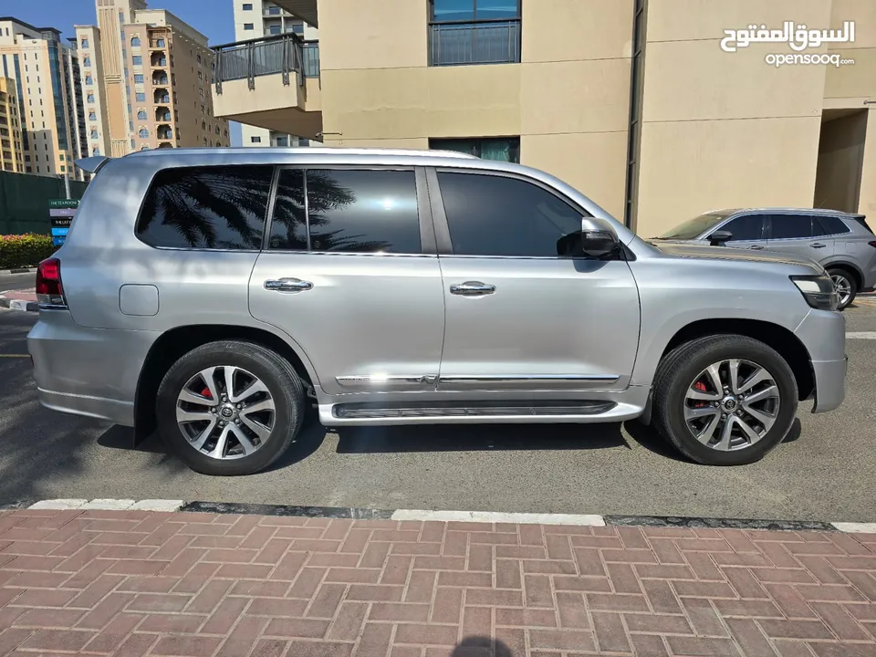 2018 لاند كروزر فل ابش 5.7 VXR - مفتاحين - فل سيرفيس - عقد صيانه مع الفطيم