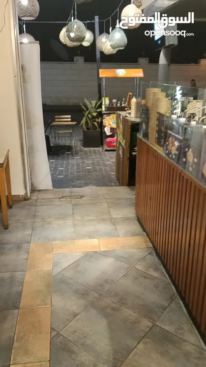 مطعم سناكات بطاطا للبيع الموقع جبل عمان الرينبو بجانب فططري بسعر مغري مجهز بالكامل مطبخ وحمام