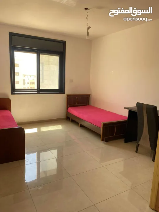 استيديو وغرف متاحين من اليوم للسكن قريب عل جامعه بيرزيت للتواصل