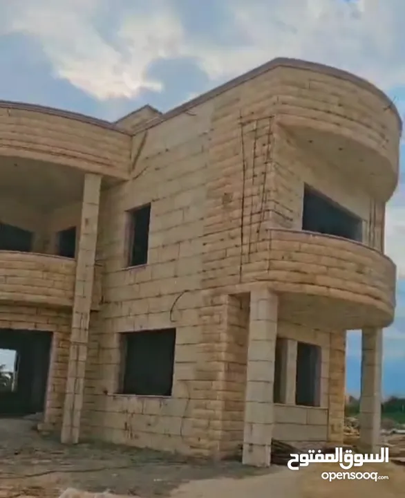 فيلا مكونة من طابقين مع بركة مع قطعة أرض للبيع