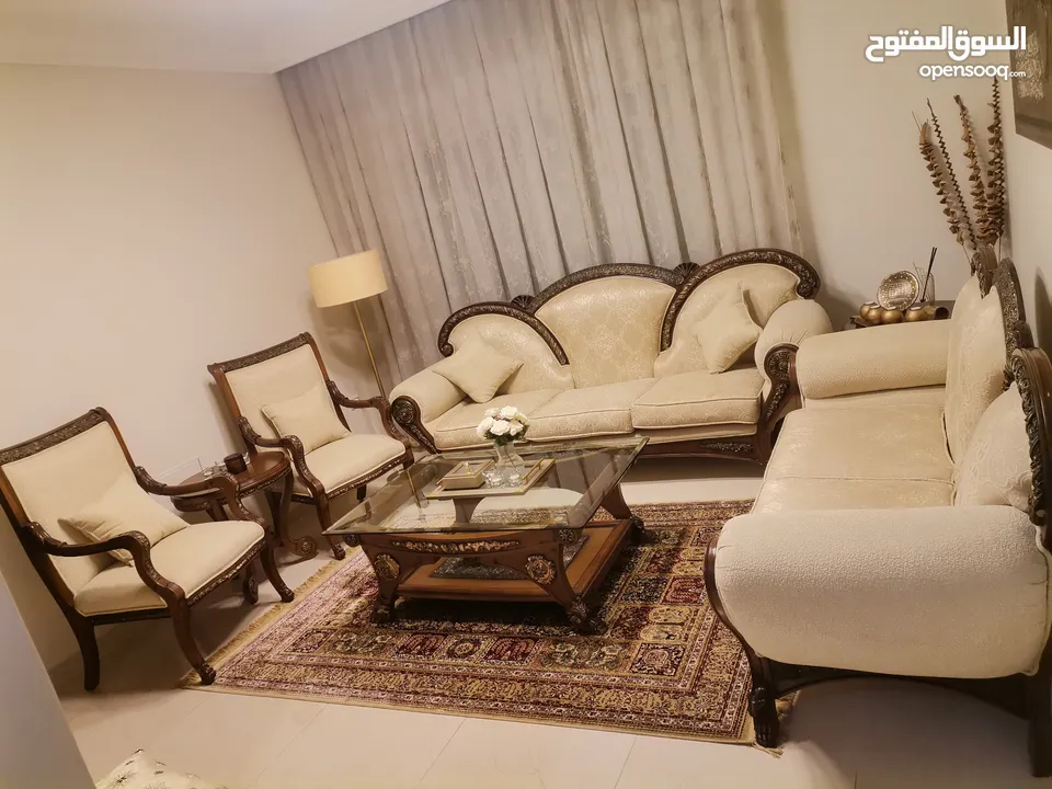 طقم ضيوف بحالة جيدة