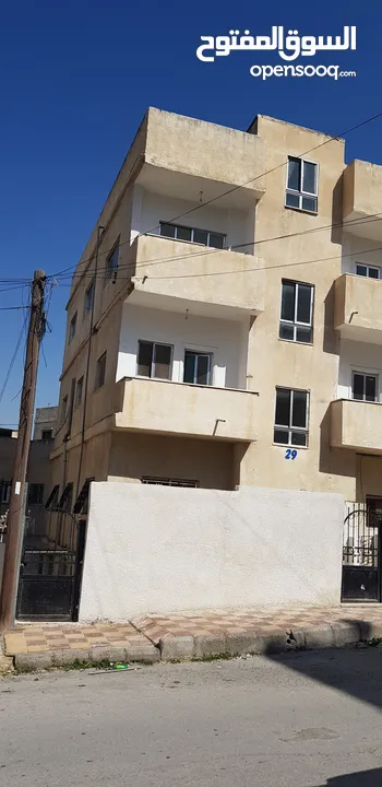 عمارة من اربع طوابق العمارة فارغة