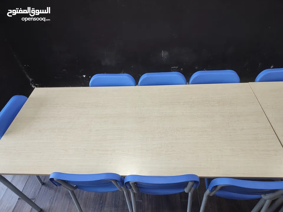 طاولات وكراسي لقاعات دراسية او اجتماعات