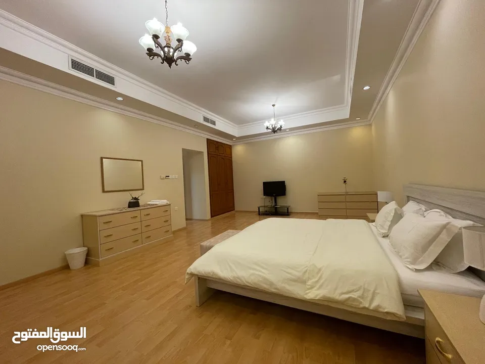 فيلا فخمة للايجار في البسيتين (مفروش) / Luxurious villa for rent in Busaiteen (furnished)