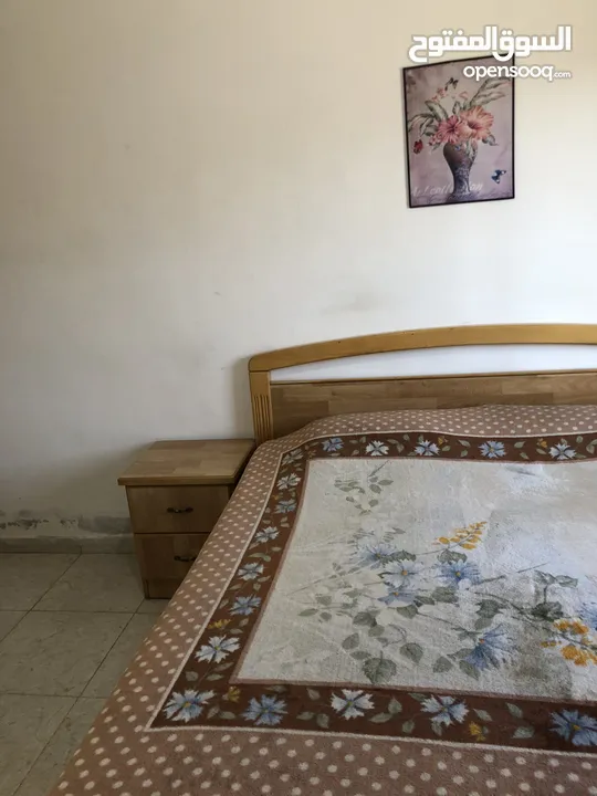 غرفه نوم لاتيه مقشره زان بحالة الوكاله للبيع بسعر مغري مع ملحقاتها