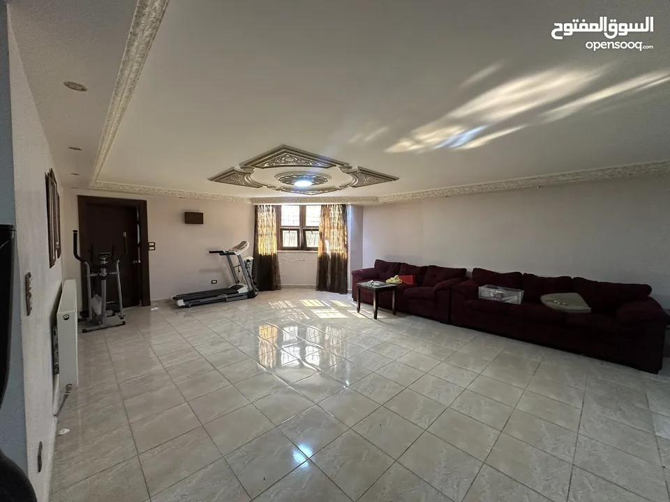 فيلا للإيجار/ للبيع بإطلالة جميلة جدا Villa for rent/sale with beautiful views and amenities!