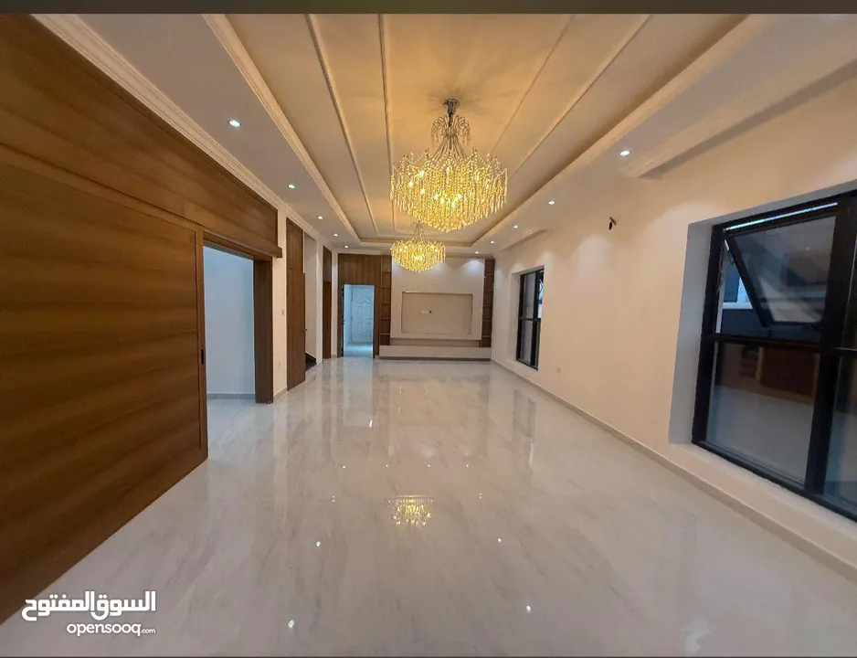 فيلا فاخرة للبيع في الحليو - مقابل أزھى زاوية مميزة – موقع راقٍ وسكني