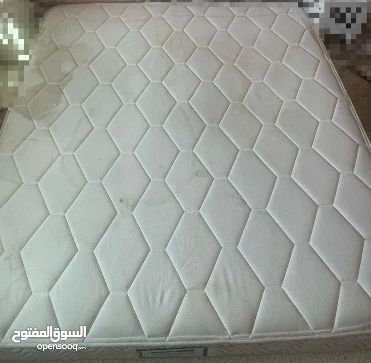 فرشة زمبركيه بحالة جيده صحيح فيها طبع عصير ولكن بحالة الوكالة   العرض 181 m طول 200 m