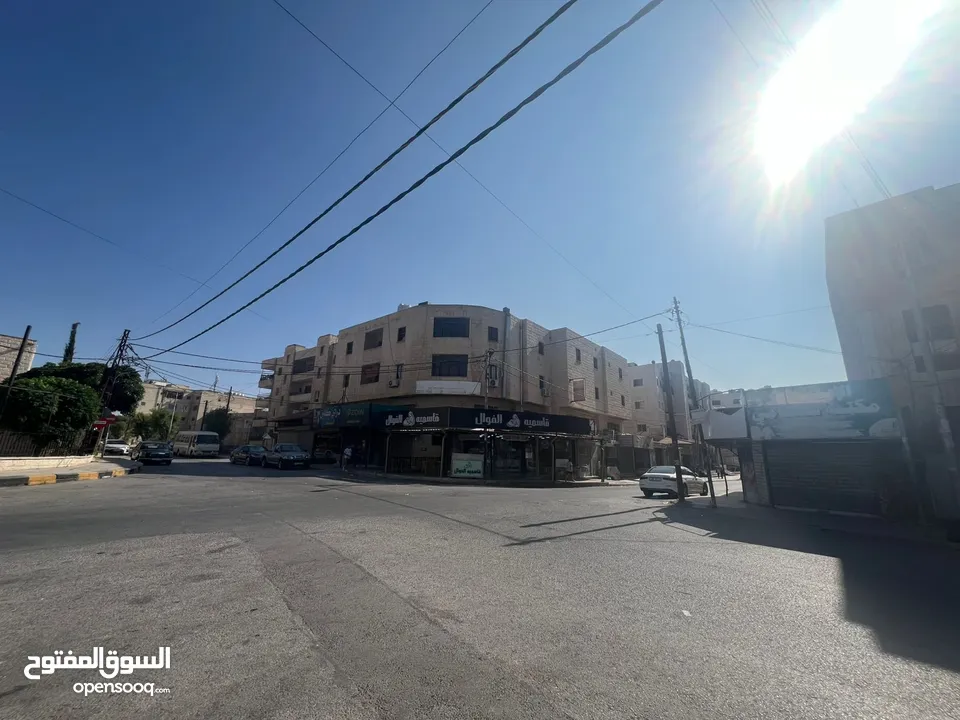 مجمع تجاري في وسط إربد عبارة عن محلات وشقق مع تسوية
