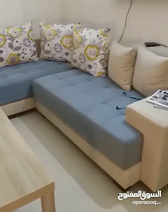 Confy and affordable sofa set in excellent condition/  +طقم كنب حلو و مريح  + طاوله + الستاره