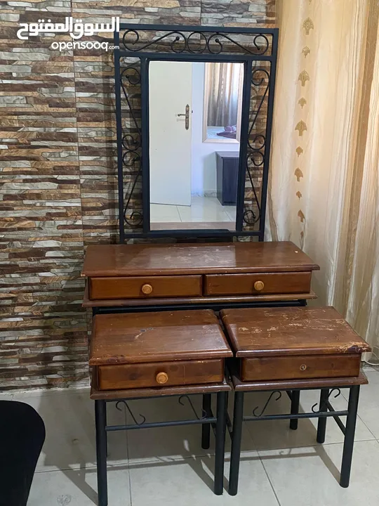 تسريحة مع مراي وكوميدينا عدد 2 للبيع خشب