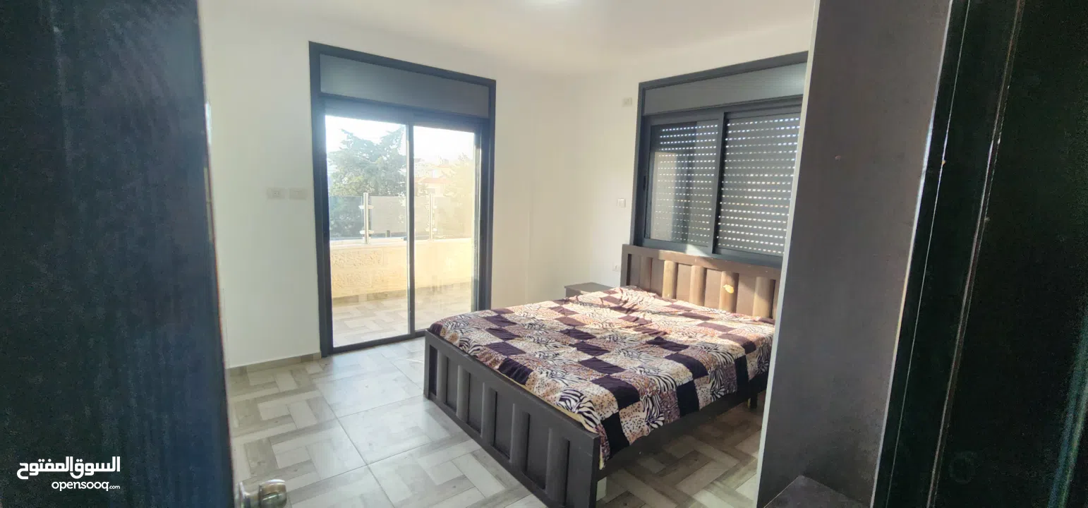 شقة وسط البلد قريبة من جميع الخدمات الشقة مكونة من غرفتين وصالون وحمامين ومطبخ وبرندة