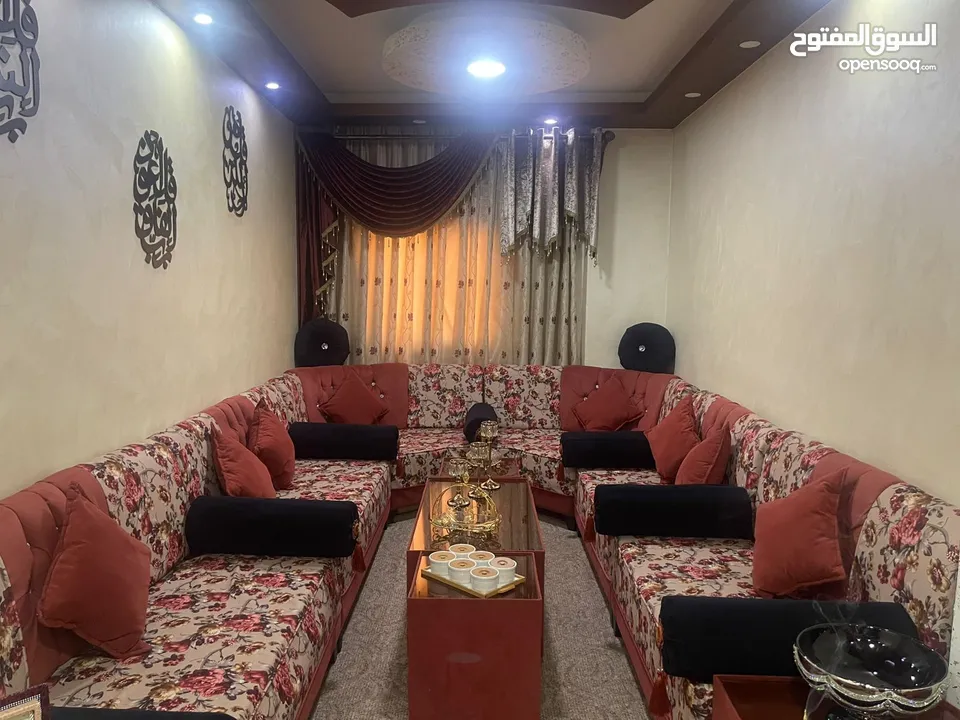 كنب كورنر مستعمل بحالة الجديد سبب البيع نقل على شقة أخرى