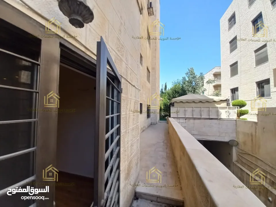 شقة سوبر ديلوكس شبة ارضي مع حديقة وترسات واسعة