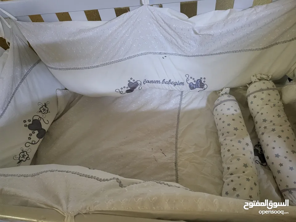 سرير اطفال نظيف بسعر جيد
