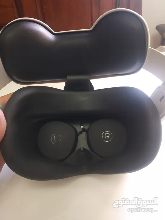 Meta Quest 2 (128GB) + Accessories  نظارة VR للبيع بحالة ممتازة