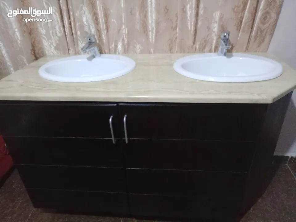 مغسلتين جنب بعض خز مع خزانه خزانه لاتيه قشره بلوط بطاريات ايطالي