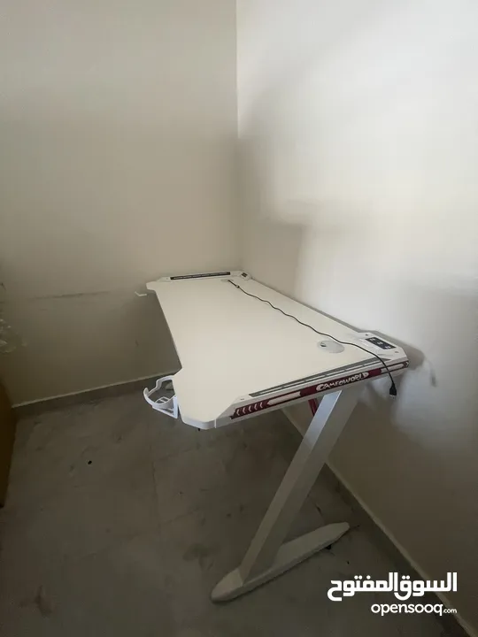 طولة جيمينج RGB ابيضّ مع حمالة سماعات و حمالة كاسة