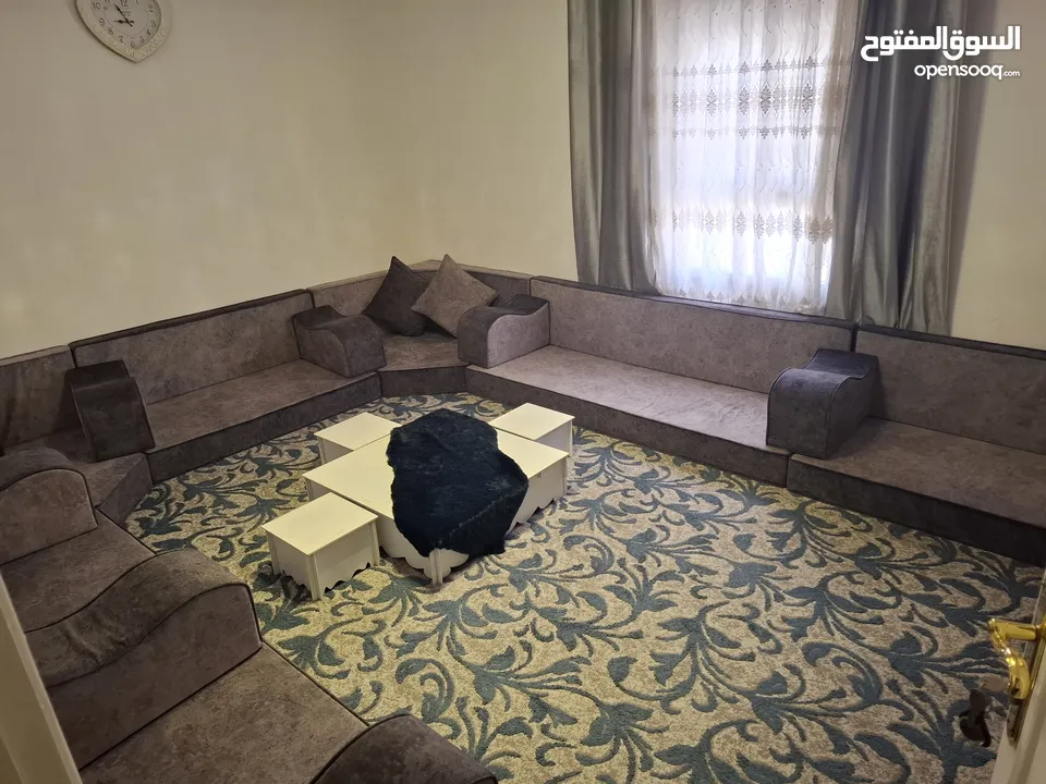 غرفه قعده شبه جديده للبيع مساند وسجاد وفرش وركايات