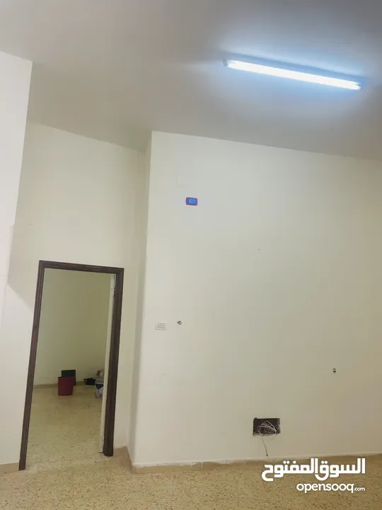 شقق سكنيه للإيجار موقعها الخليل راس الجوره مقابل كازيه زيد للمحروقات طابق ارضي