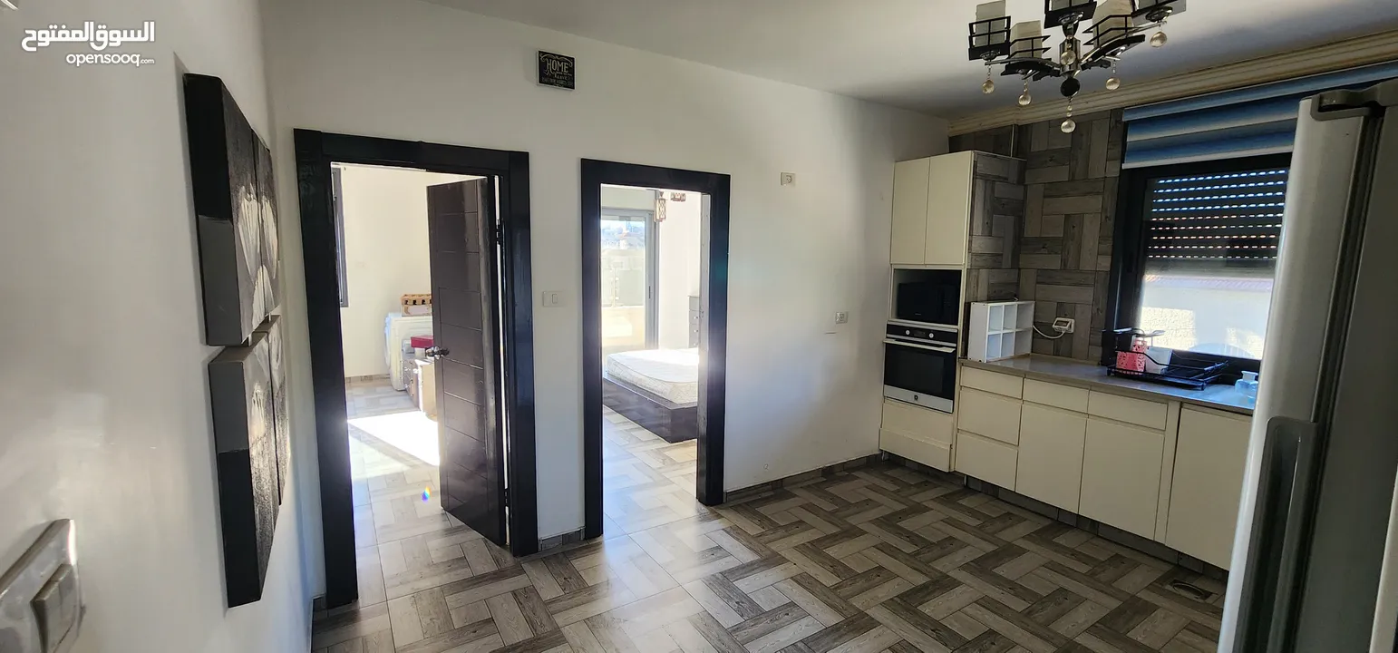شقة وسط البلد قريبة من جميع الخدمات الشقة مكونة من غرفتين وصالون وحمامين ومطبخ وبرندة