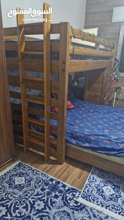 تخت طابقين خشب صولد امريكي مع فرشه مفرد ونص + كنبه ثلالثيه ريش + طاولتين جانبيتين حفر