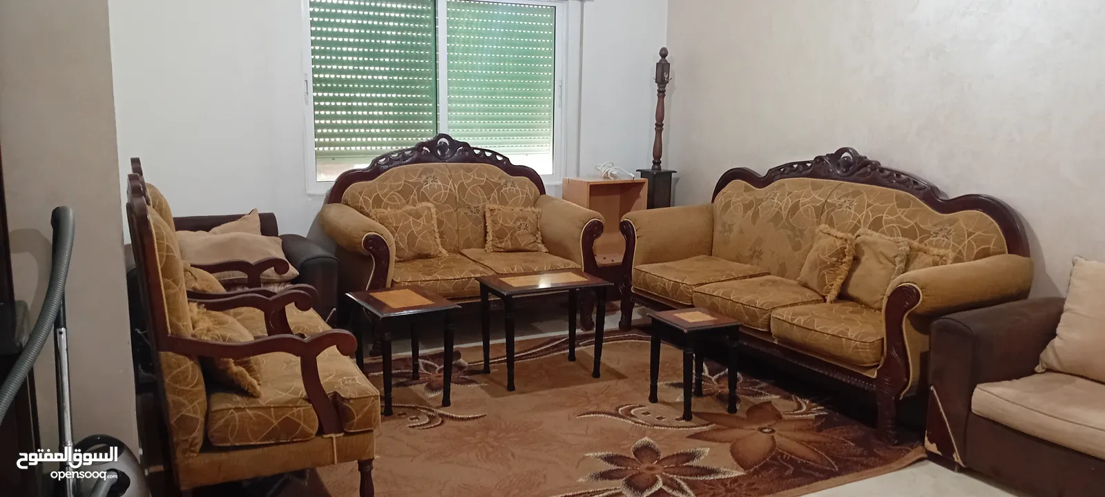 للايجار شقه مفروش ثلاثه نوم ثلاث حمامات صاله وصالون وبلكونه طابق اول مطله يوجد مصعد وحارس عماره هاد