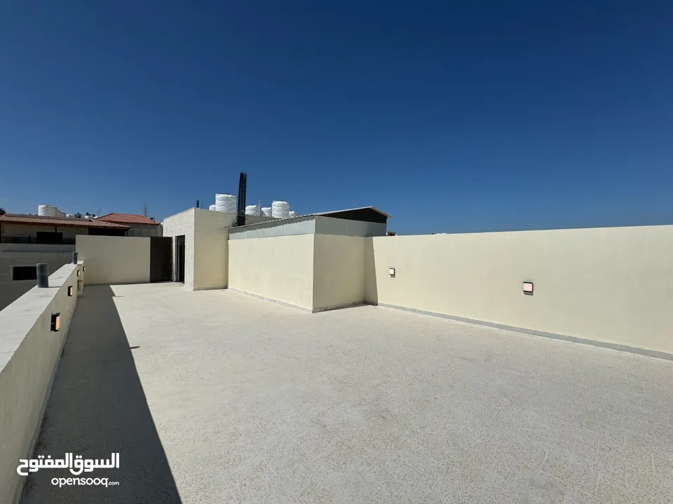 شقة للبيع مميزة جدآ في البنيات طريق المطار جامعة البترا ثالث مع الروف من المالك مباشرة