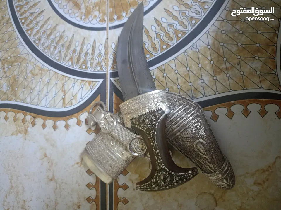 للبيع خنجر قرن زراف هندي مع حزام زري ومعه جم