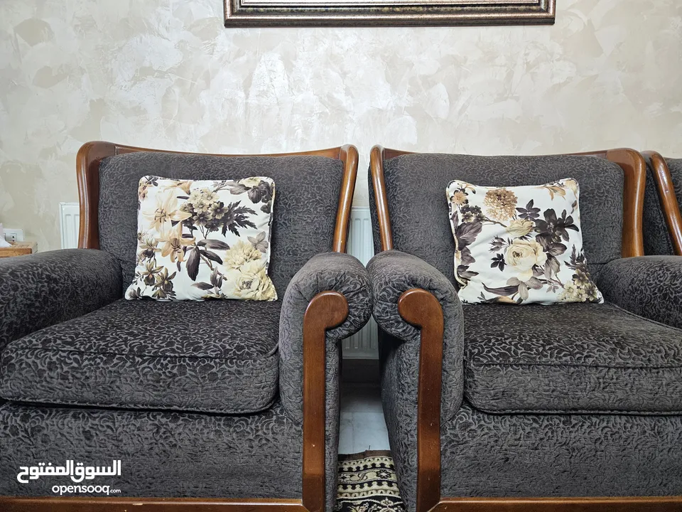 طقم كنب 8 مقاعد بحالة ممتازة للبيع