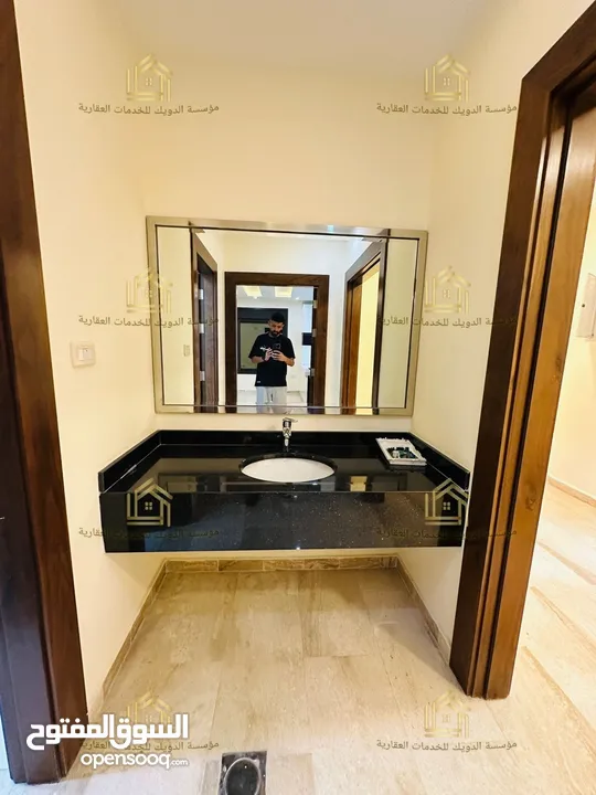 شقة فاخرة - لم تسكن - طريق المطار - 3نوم 2ماستر - 205م - أول  - تستحق المشاهدة