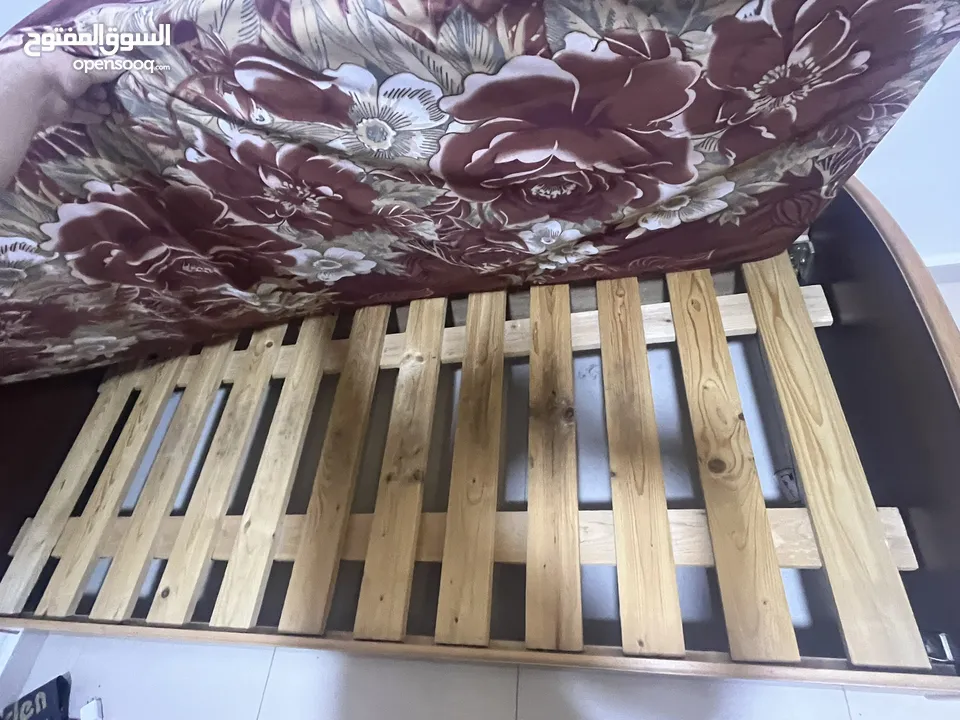 سرير خشبي مكتبين خشب  فرشة برادي عدد 3 كومدينة بلاستيك 4 رفوف كبار كرسي مكتب