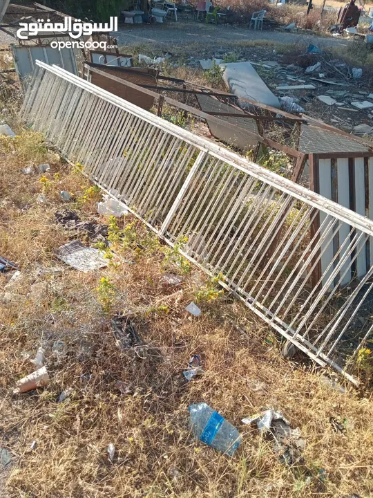 دربزين نوعين في نوع الحبه   وفي نوع الحبه   حديد ثقيل ونظيف