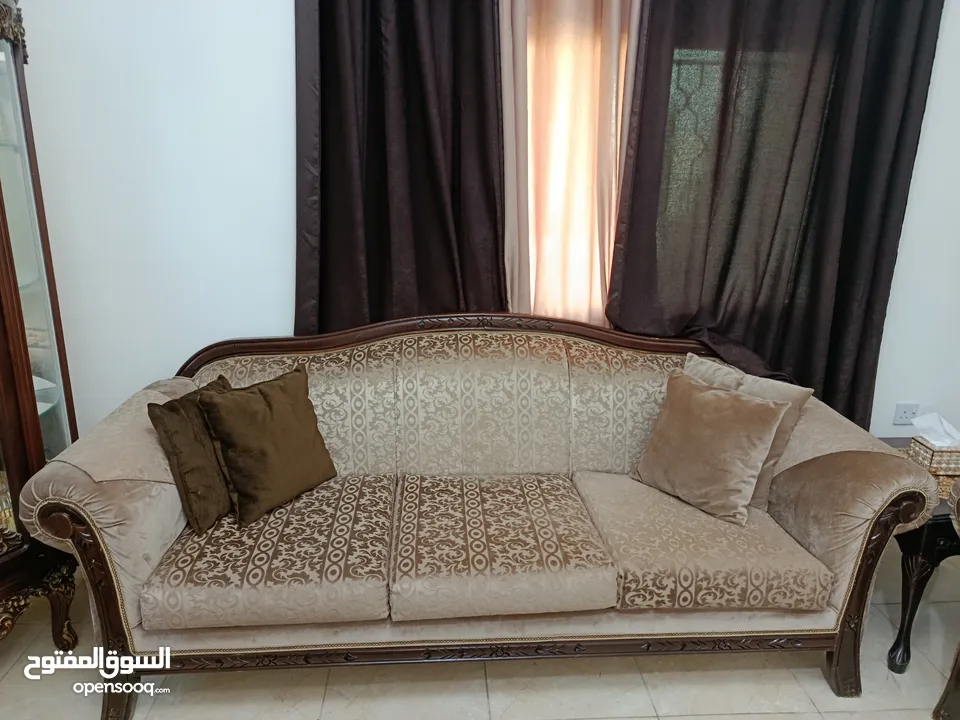 غرفه ضيوف جديده بحالة الوكاله و مميزه ...  لون رائع و خشب ثقيل  .... بسعر لقطه