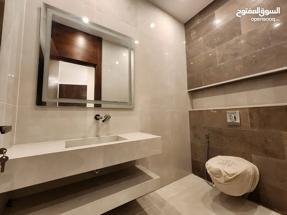شقة طابقية فاخرة للبيع في عبدون  ref : 14389