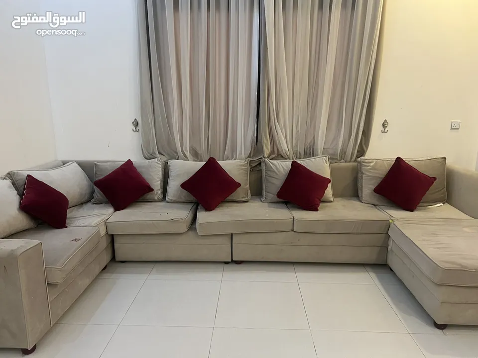 أثاث غرفة جلوس في حالة جيدة جدا باللون الرصاصي