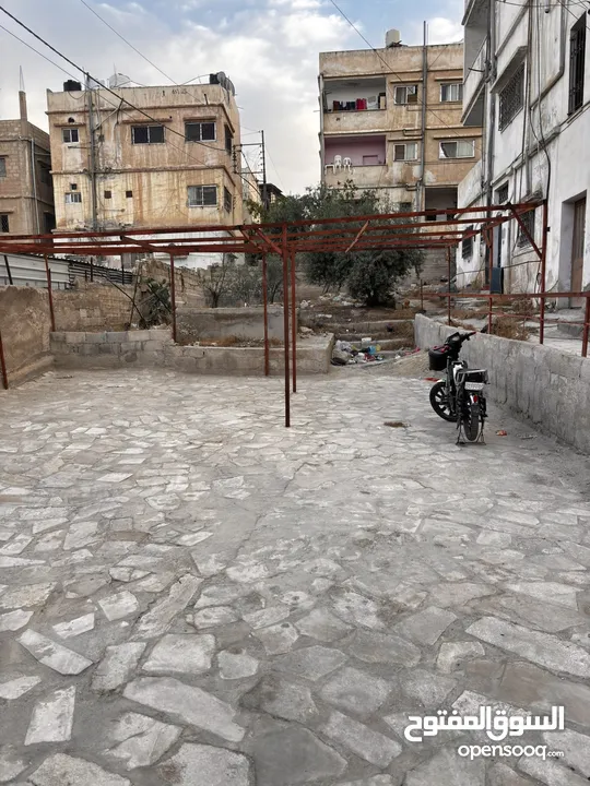 عماره ثلاث طوابق + حوش كبير + بئر ماء  حي الحسين مقابل مدارس ارض العز بالقرب من مخابز يوسف فرح
