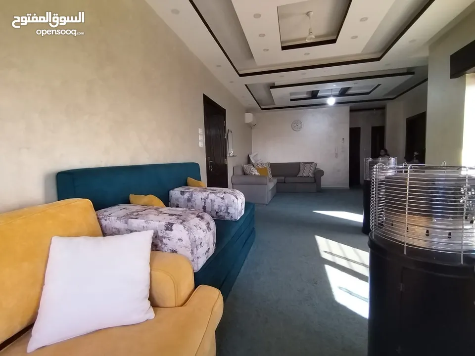 شقة واسعة للبيع – 131 متر مربع، 3 غرف نوم، بلكونة بإطلالة جميلة، موقف خاص، وموقع مميز