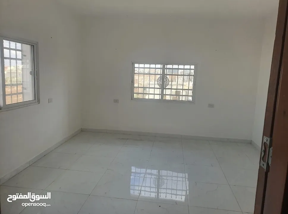 شقه للايجار تشطيب جديد قرب اشارة بردى ومدرسة اليقين